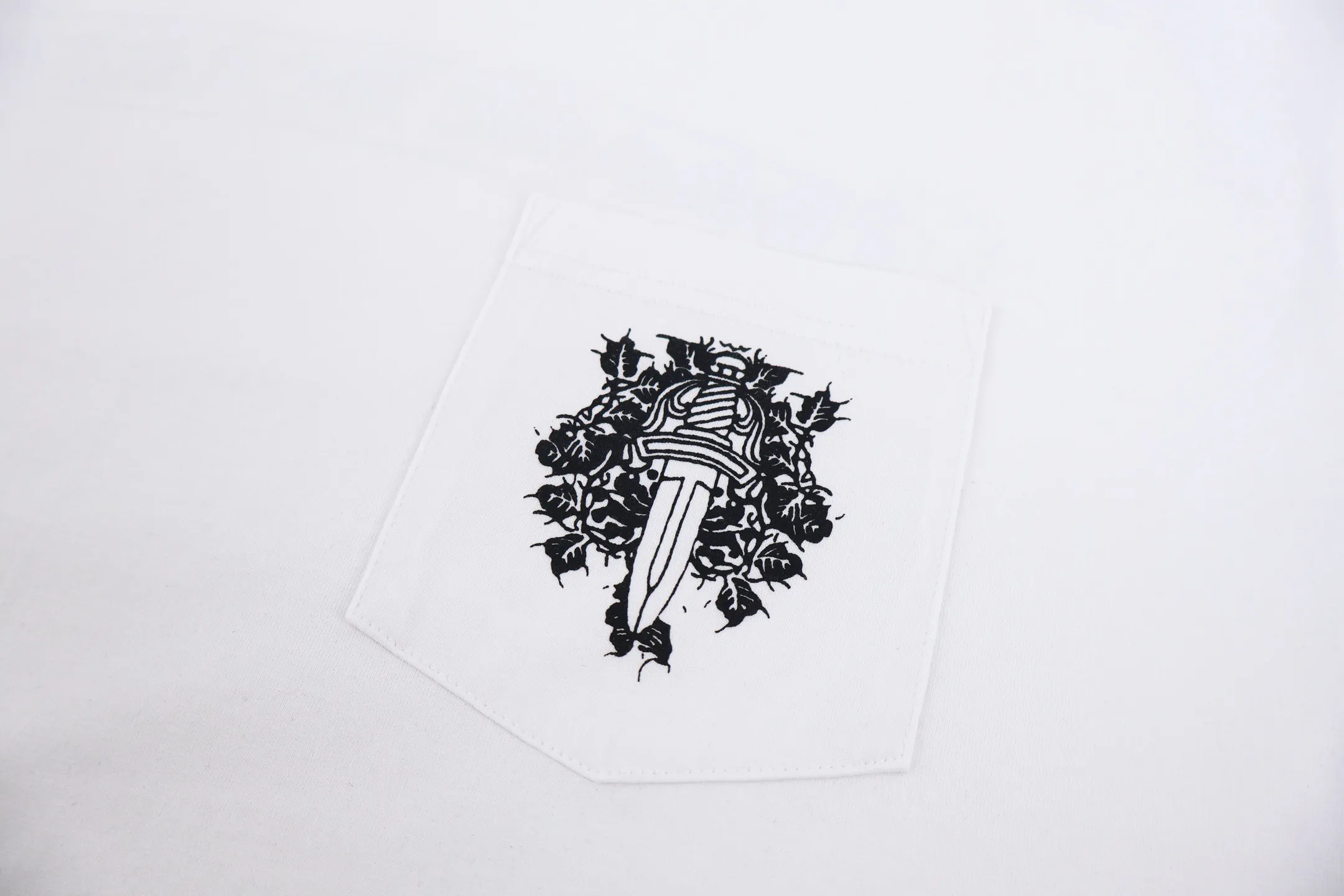 Chrome Hearts （White） ， ， ， Breathable ， ， T Quality ； Classic ， ， ， ， ； ， Classic ， ，Black White ； ， ， 、 ， ； ， ； ， ， 。 Size:S-M-L